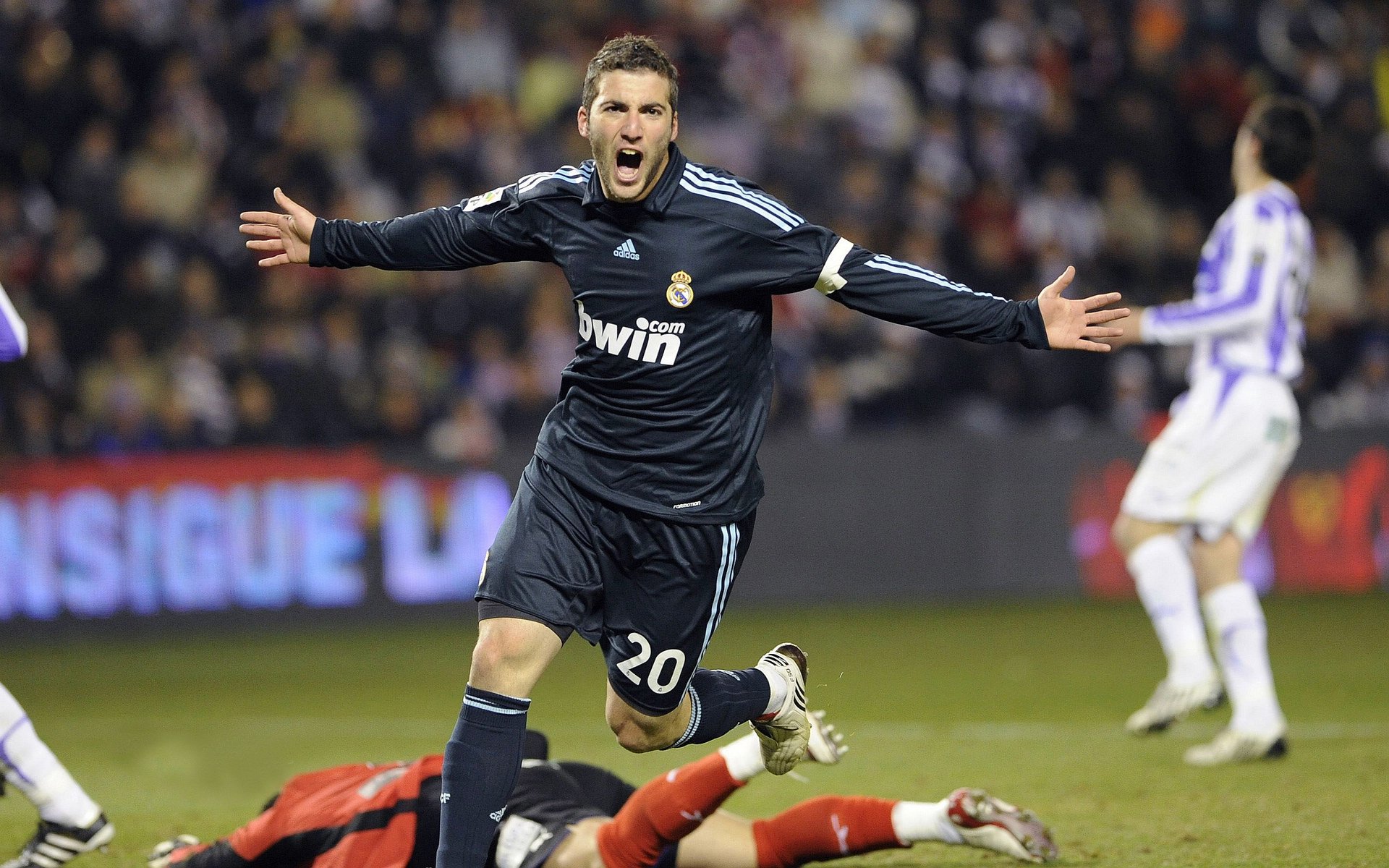 法甲：巴黎在客场逆转里尔，争冠形势依然胶着，法甲巴黎vs里尔直播